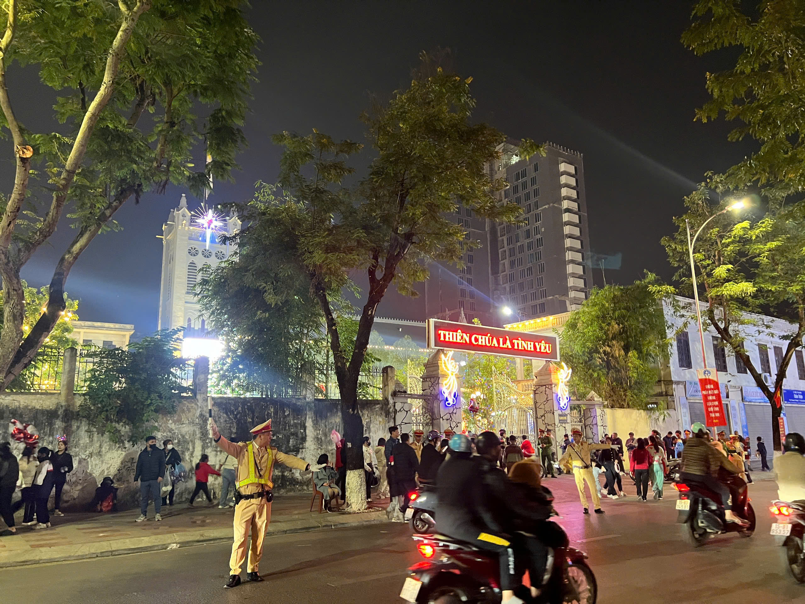 Công an quận Hồng Bàng đảm bảo an ninh, trật tự cho lễ Giáng sinh 2024 an lành.